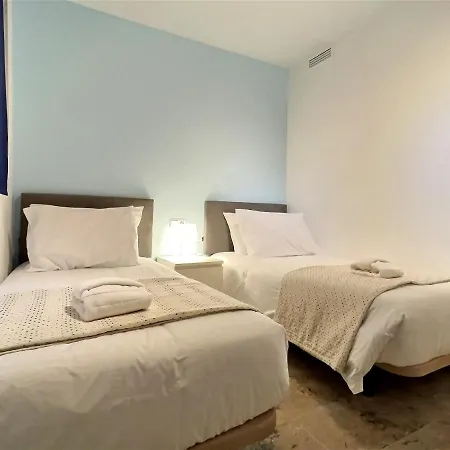 Two Bedroom Walking Distance To A Stunning In Casares Costa Apartament